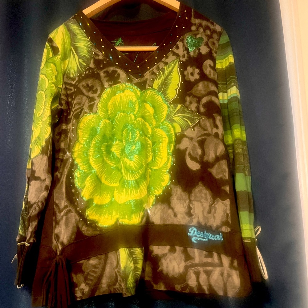 Desigual women’s small long sleeve T-shirt new without tags